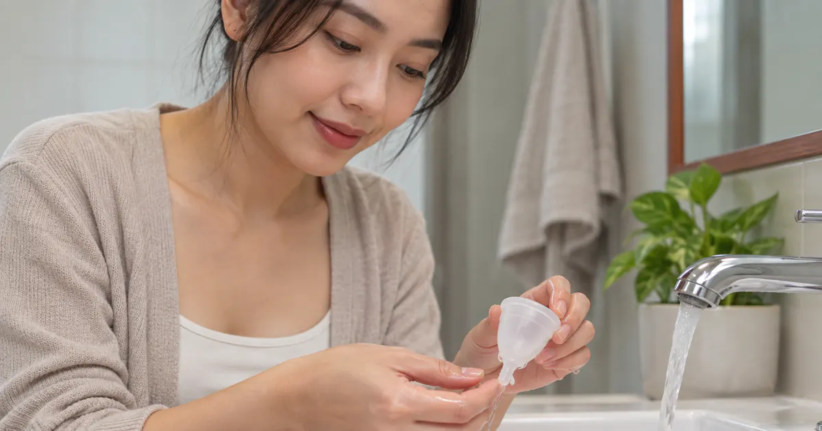 Cách vệ sinh vùng kín khi sử dụng cốc nguyệt san với tay sạch và dụng cụ được chăm sóc đúng cách