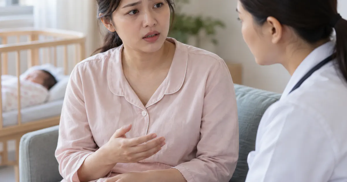 Sản phụ trao đổi với nhân viên y tế về dấu hiệu sản dịch bất thường