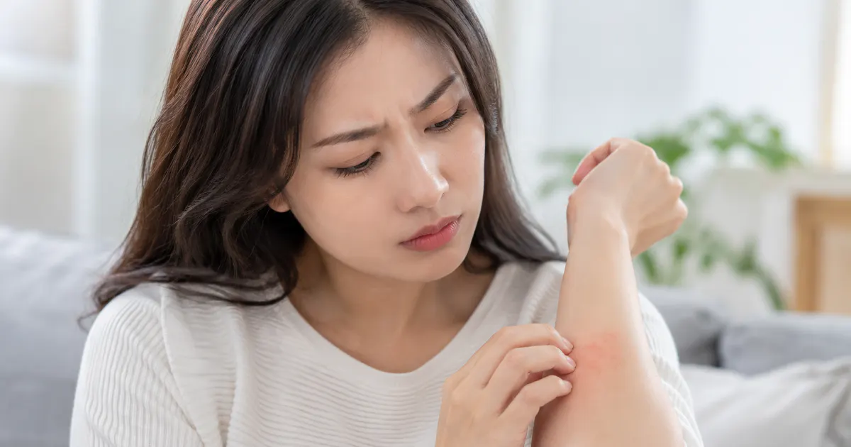 Theo dõi dấu hiệu kích ứng da và thay đổi bất thường một cách bình tĩnh