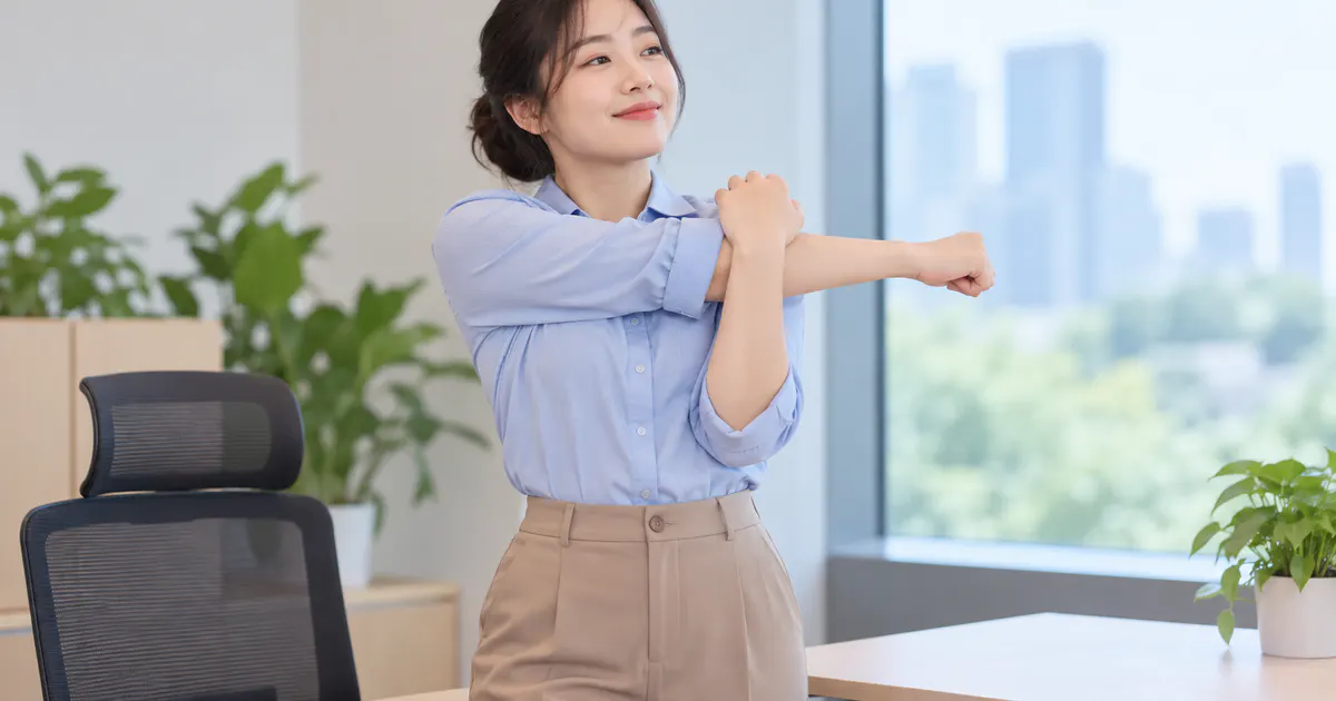 Minh họa nhân viên văn phòng đứng dậy vận động nhẹ để giảm thời gian ngồi lâu