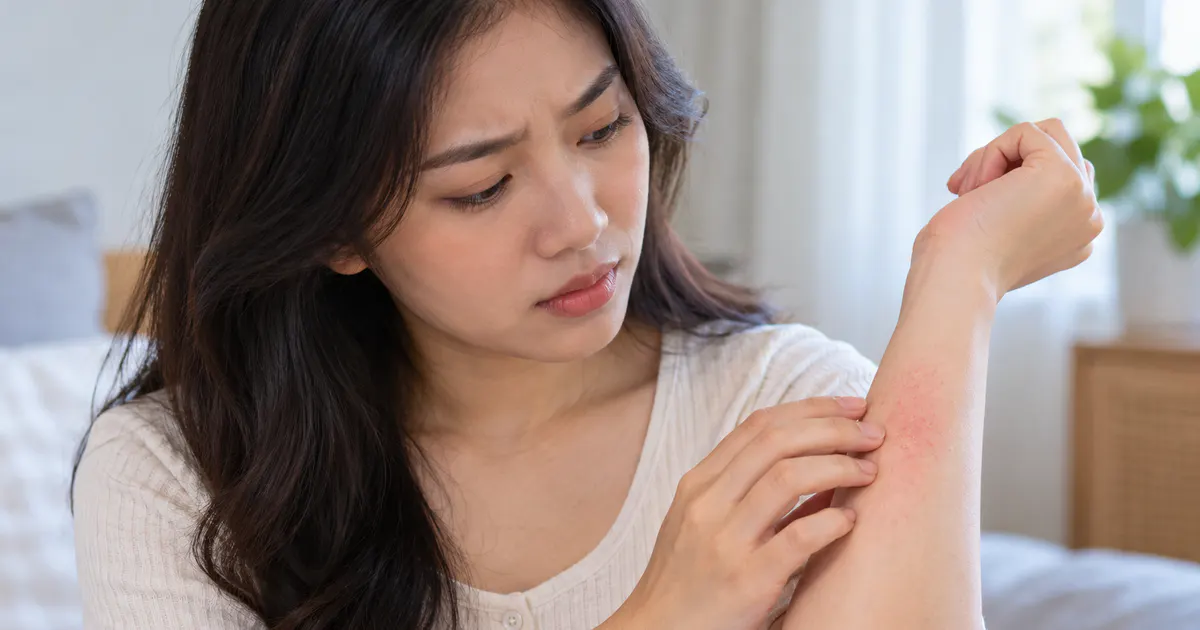 Phụ nữ quan sát vùng da hơi đỏ để nhận biết dấu hiệu kích ứng sau khi thử sản phẩm mới