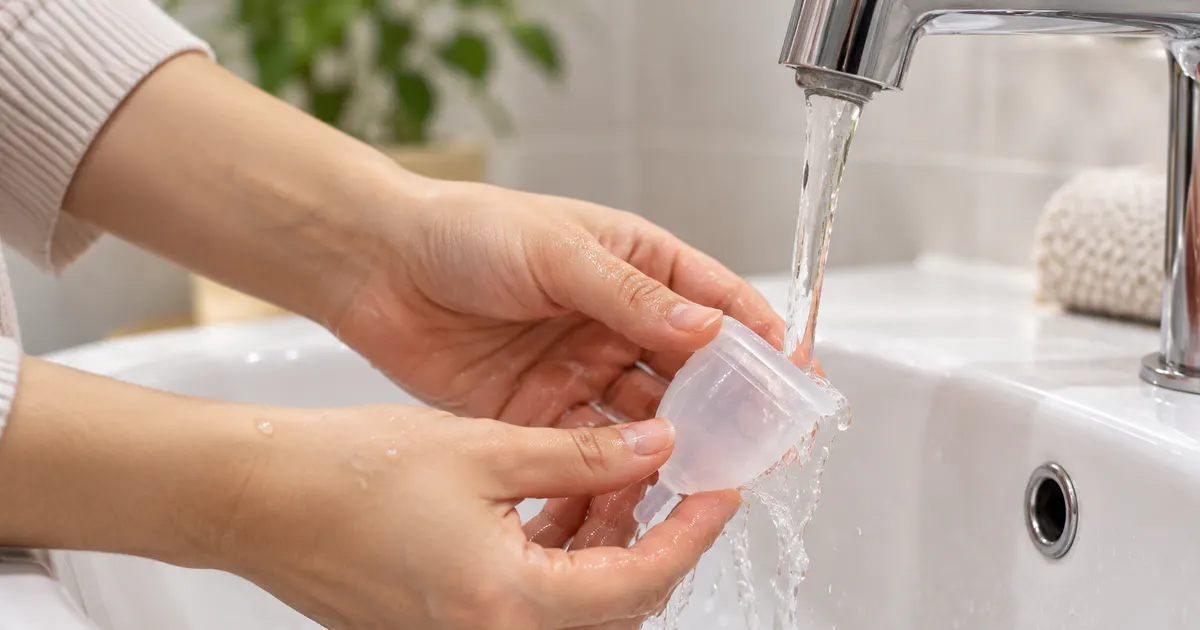 cách vệ sinh cốc nguyệt san lần đầu tại nhà với tay sạch và cốc được làm khô