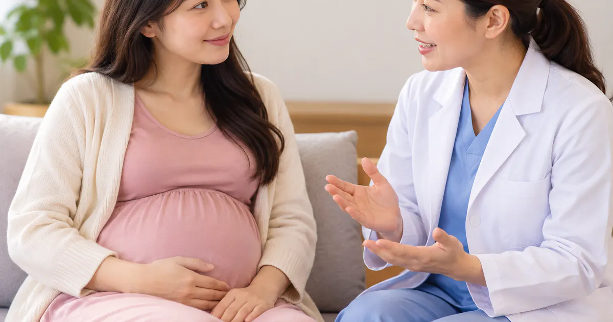 Mẹ bầu trao đổi với nhân viên y tế khi có dấu hiệu bất thường vùng kín