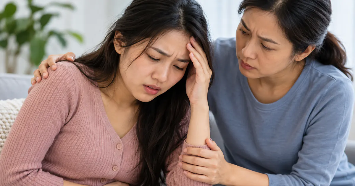 Người phụ nữ được hỗ trợ khi đau vùng chậu kèm choáng