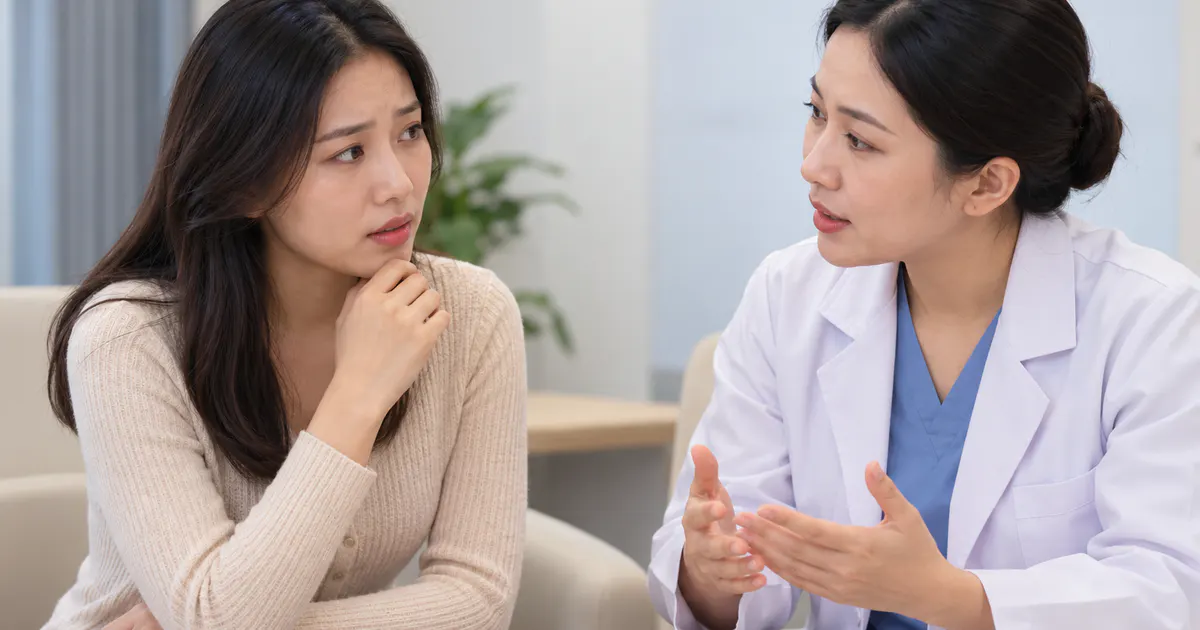 Trao đổi với nhân viên y tế khi khí hư có mùi kéo dài