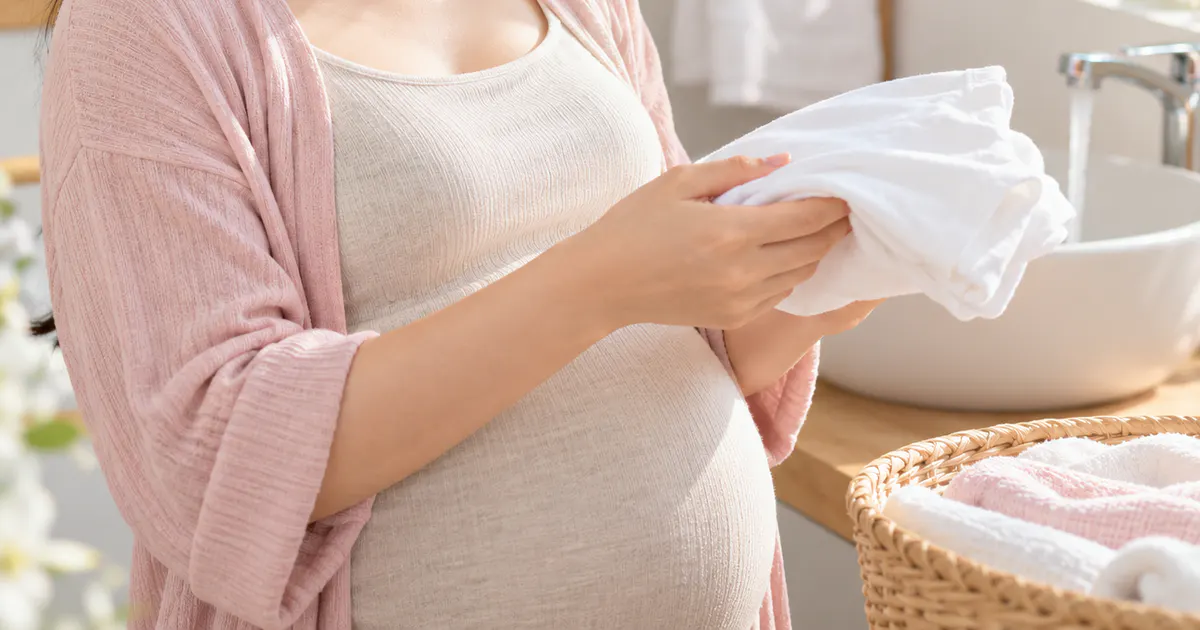 Minh họa chăm sóc vùng kín nhẹ nhàng và khô thoáng khi mang thai