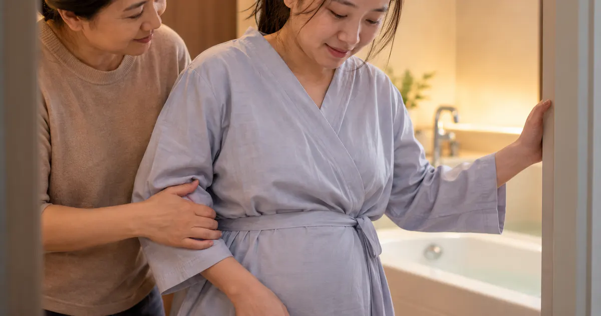 Mẹ sau sinh mổ được hỗ trợ di chuyển an toàn trước khi tắm