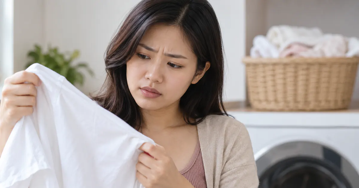 Phụ nữ kiểm tra đồ lót khi ngứa da âm hộ sau khi dùng nước xả vải