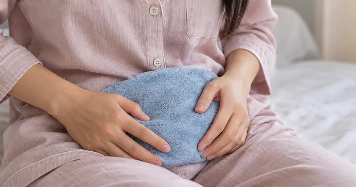 Chườm mát nhẹ bên ngoài để làm dịu da vùng kín đang khó chịu