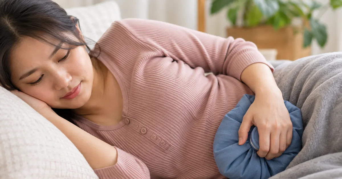Chườm lạnh bọc khăn theo hướng dẫn để hỗ trợ giảm khó chịu sau sinh