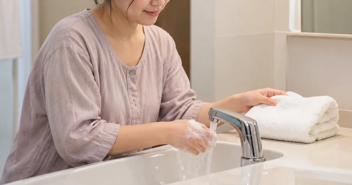 Mẹ sau sinh rửa tay và chuẩn bị chăm sóc vệ sinh an toàn