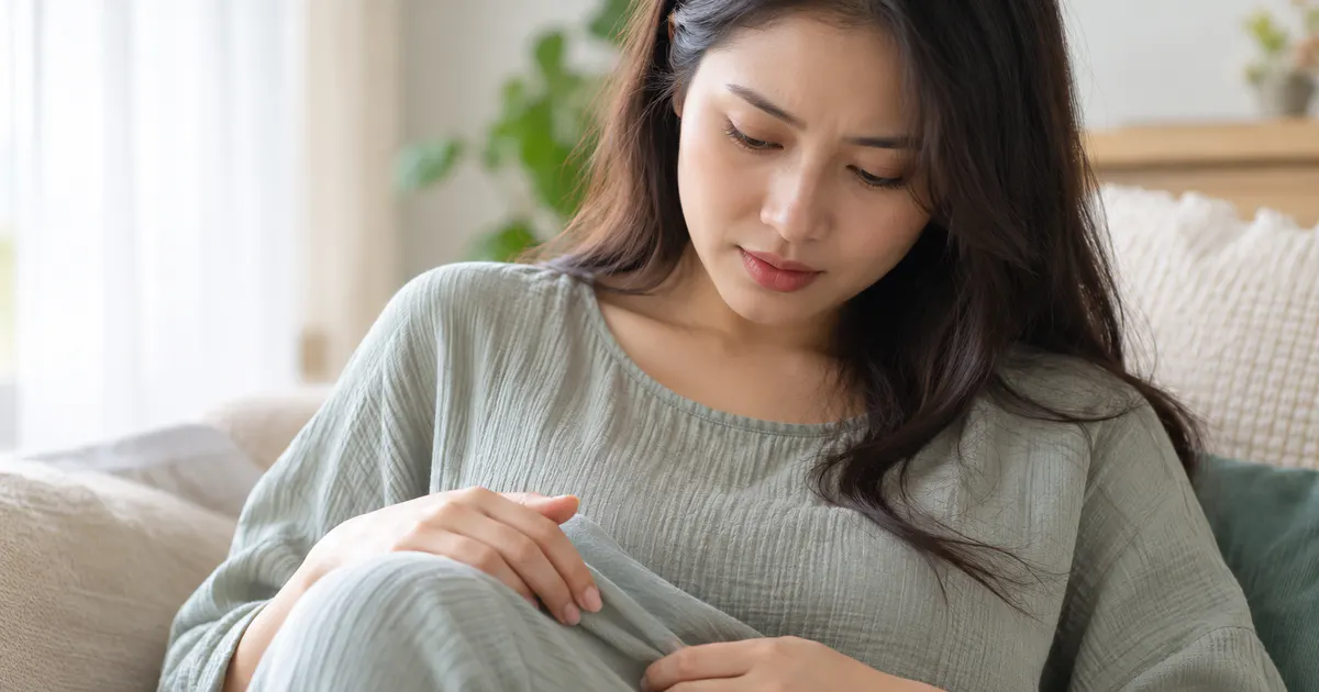 Theo dõi cảm giác khó chịu và chọn quần áo rộng thoáng